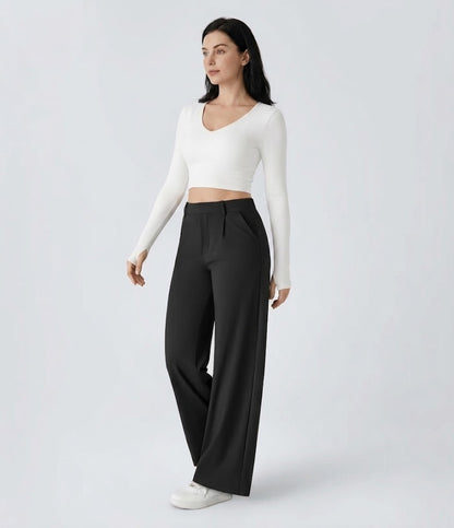 Pantalon tailleur fluide à taille haute, coupe droite avec poches.
